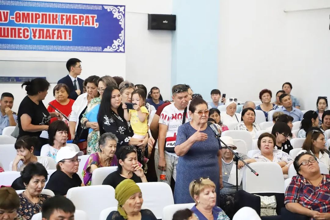 Аким города Асет Масабаев провел встречу с жителями города Талдыкорган.