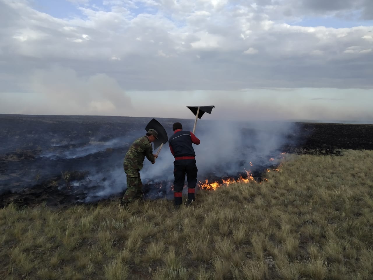 На тушение природного пожара в Карагандинской области привлечен вертолет МЧС РК