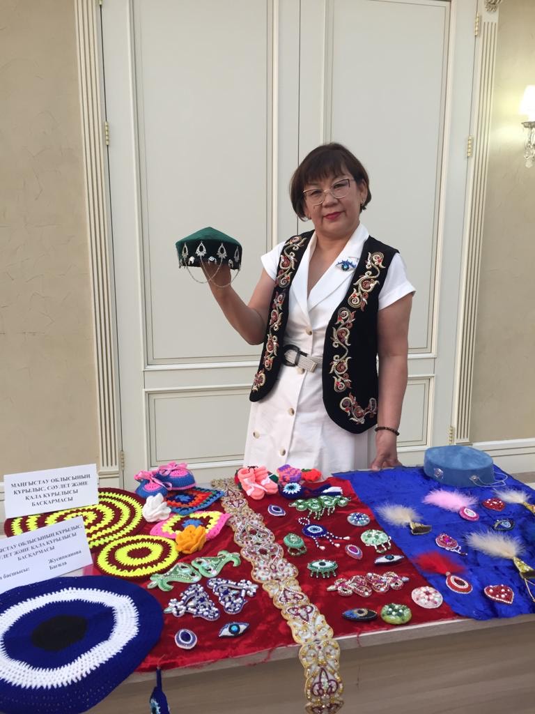 On June 23, an exhibition of handmade art products among civil servants was held on the Day of Civil Servants. The head of the Department of Organization and Contracts Zhusipkanova Bagila took part from the Department of Construction, Architecture and Urban Planning of the Mangystau region.