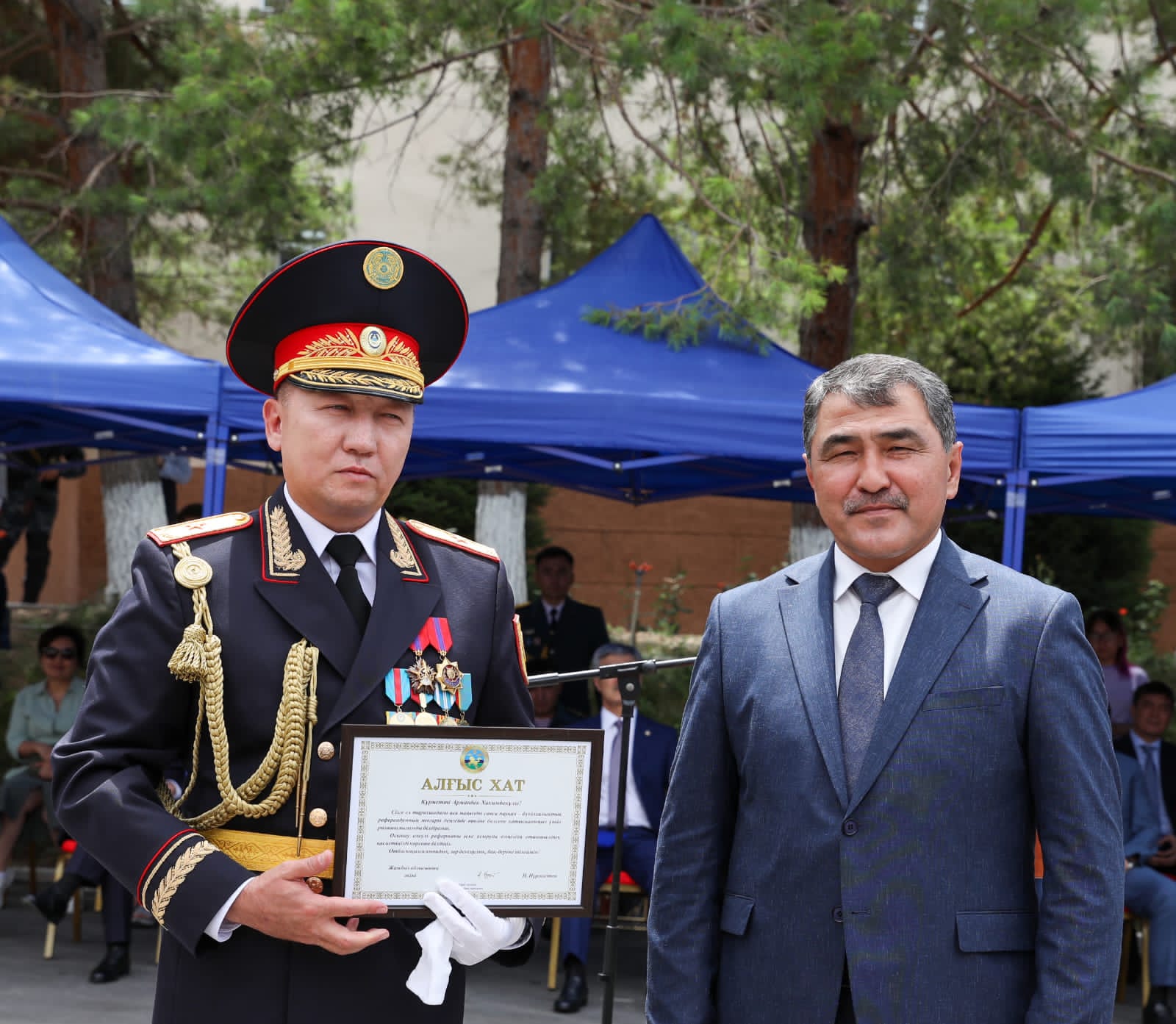 Нуржан Нуржигитов наградил сотрудников полиции, отличившихся безупречной службой