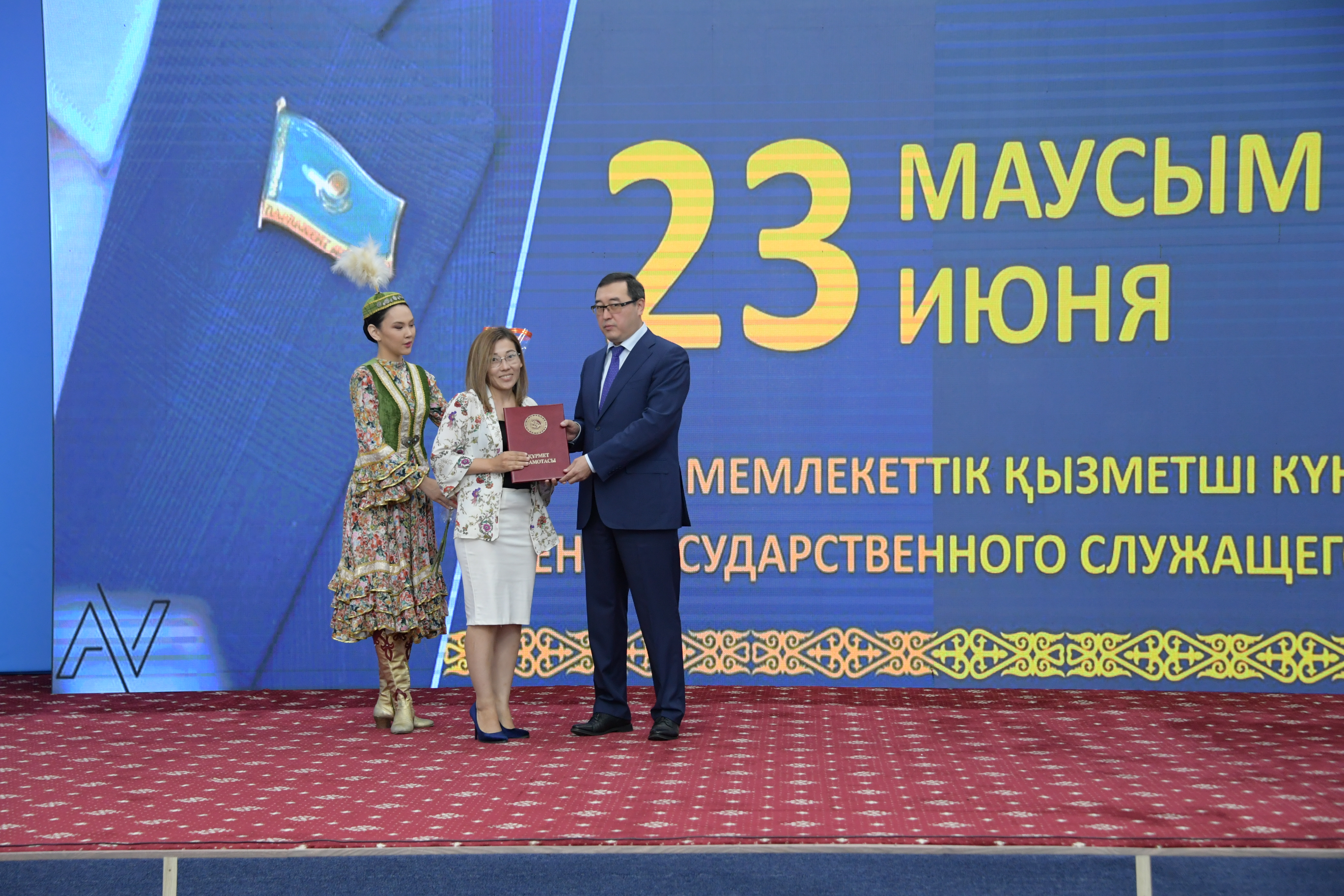 Аким Алматинской области поздравил госслужащих с профессиональным праздником
