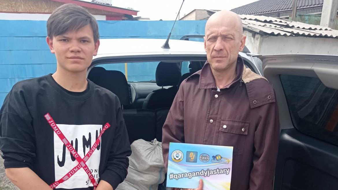 Карагандинские волонтёры доставили продуктовые корзины 15 семьям