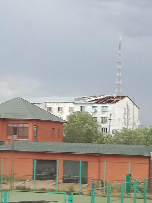 Из-за сильного порыва ветра повреждены крыши жилых домов