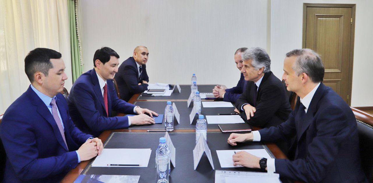 Сегодня Заместитель Премьер-Министра – Министр финансов Ерулан Жамаубаев провел встречу с Заместителем председателя Совета директоров компании JP Morgan Дэниелем Зеликовым.