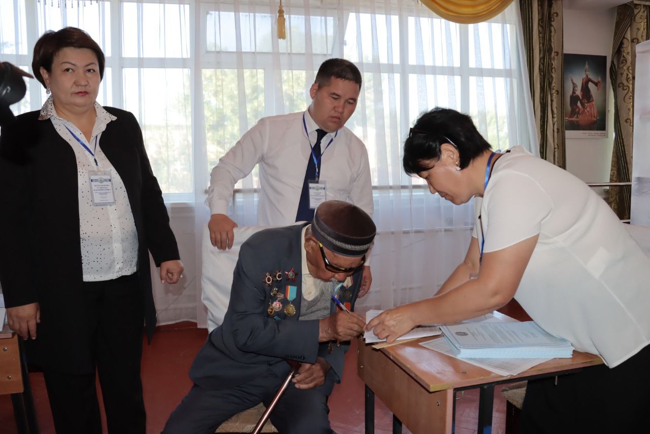 В Кызылорде первым на участок референдума прибыл 101-летний ветеран Великой Отечественной войны Яхия Тасыров