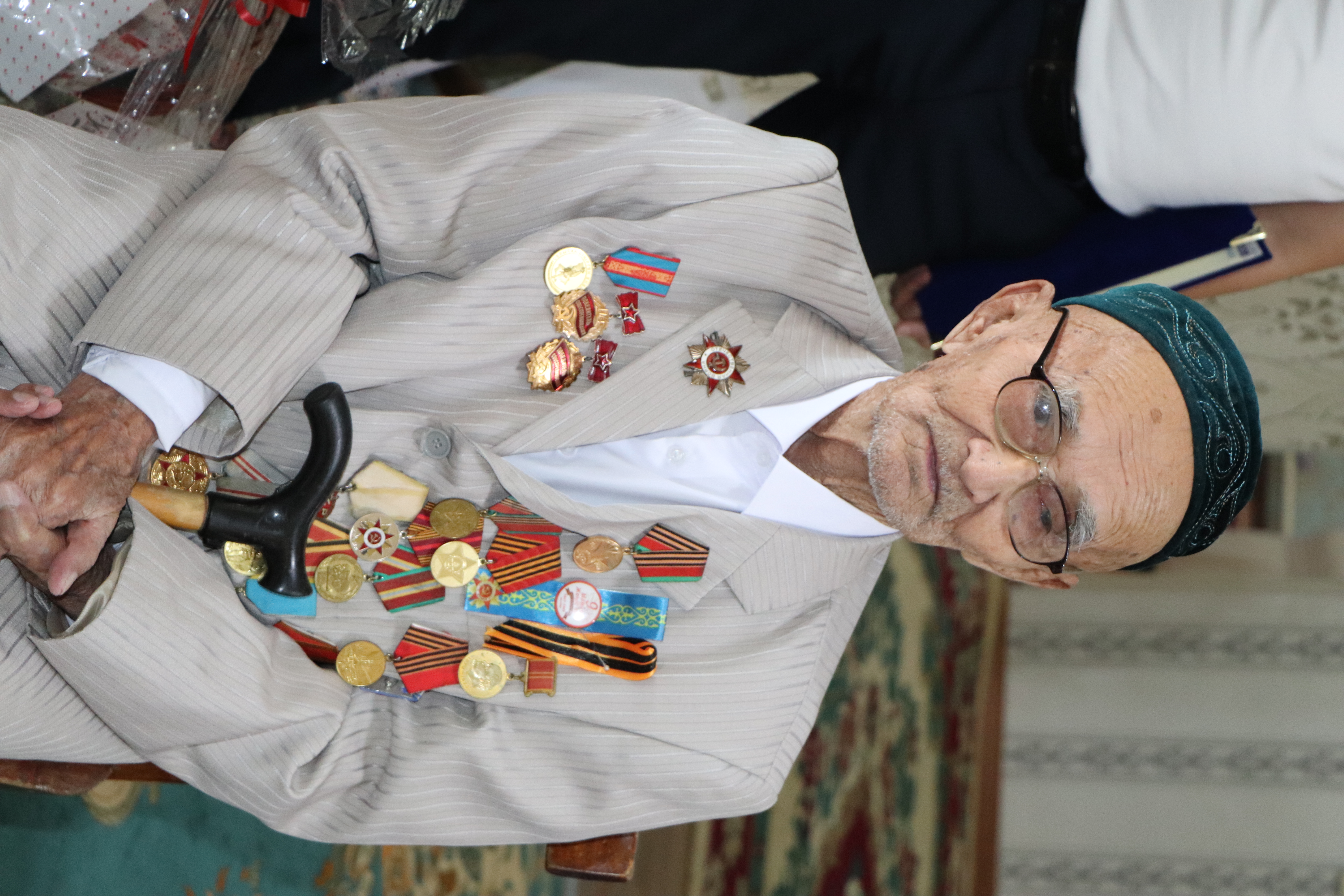 Зәр шығарып жатқан қыздың порно суреттері