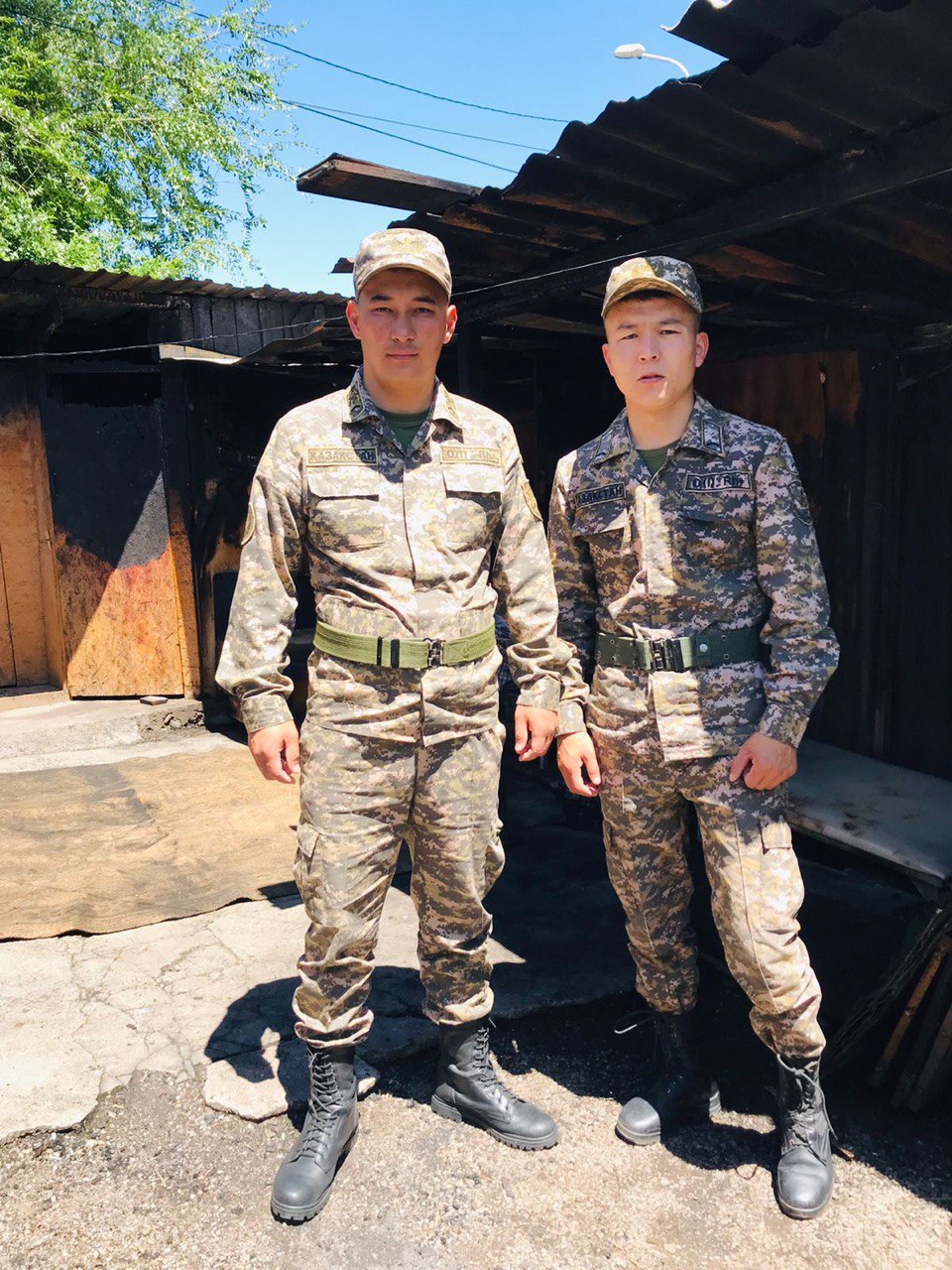 В Алматы военнослужащие спасли из огня пожилого мужчину