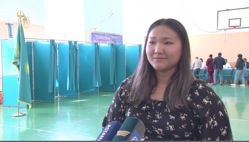 День рождения и референдум в один день: девушке, впервые проголосовавшей, вручили памятный подарок в Нур-Султане