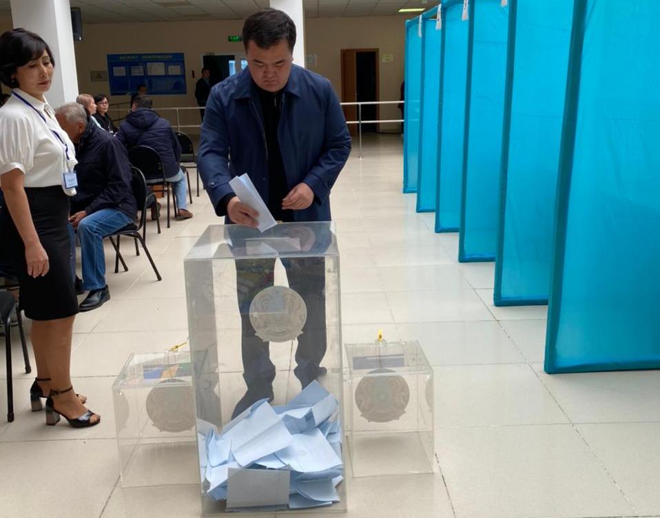 Женис Касымбек проголосовал на республиканском референдуме