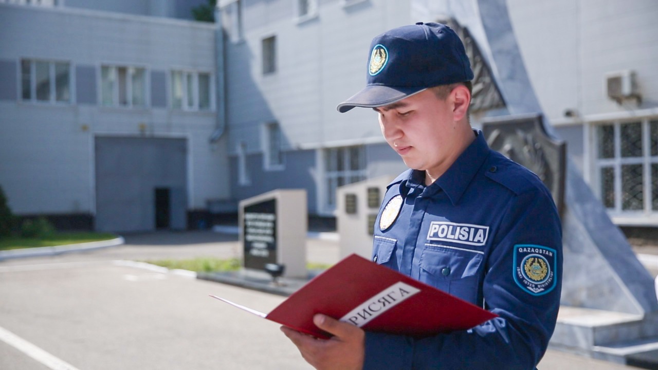 Полицейские и административно-государственные служащие Департамента полиции ВКО приняли присягу в День государственных символов Республики Казахстан