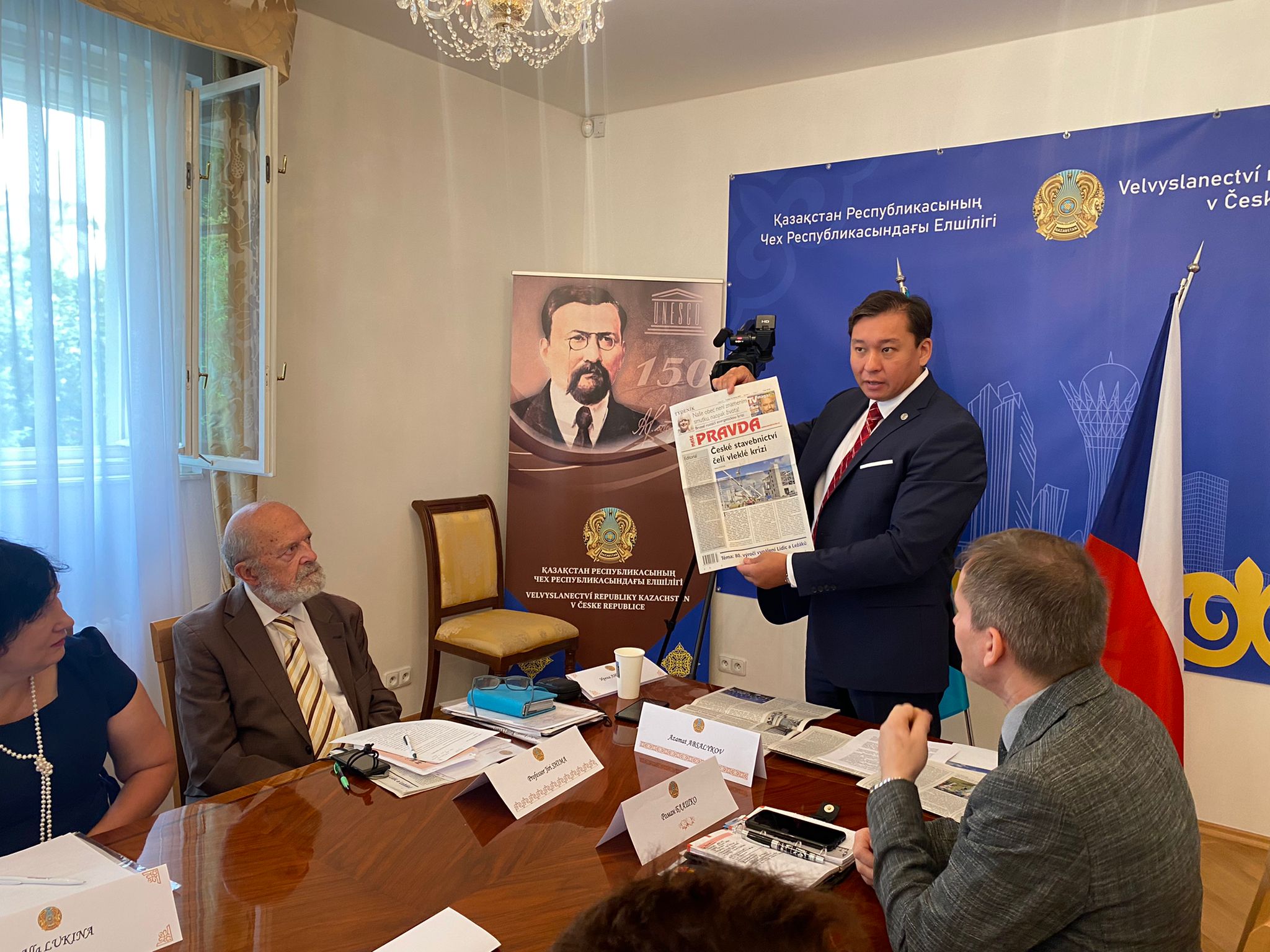 Чешские журналисты проявили неподдельный интерес к Всенародному Референдуму по Основному Закону и важным политическим реформам в Казахстане