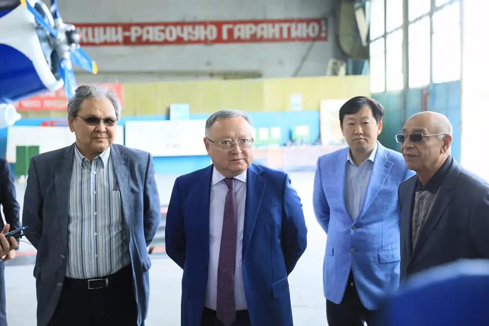 Оңдасын Оразалин Авиажөндеу зауытының ұжымымен кездесті
