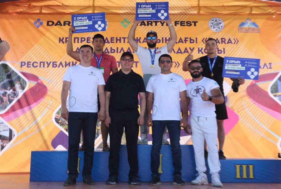 В Конаеве состоялся первый республиканский спортивный фестиваль «TARTYL FEST» по подтягиванию на турнике.