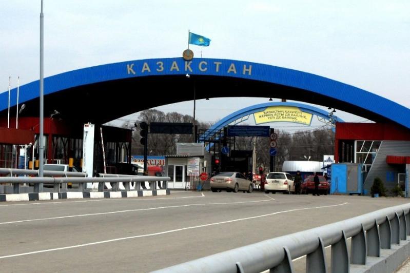 Казахстан открывает 12 автомобильных пунктов пропуска через Госграницу
