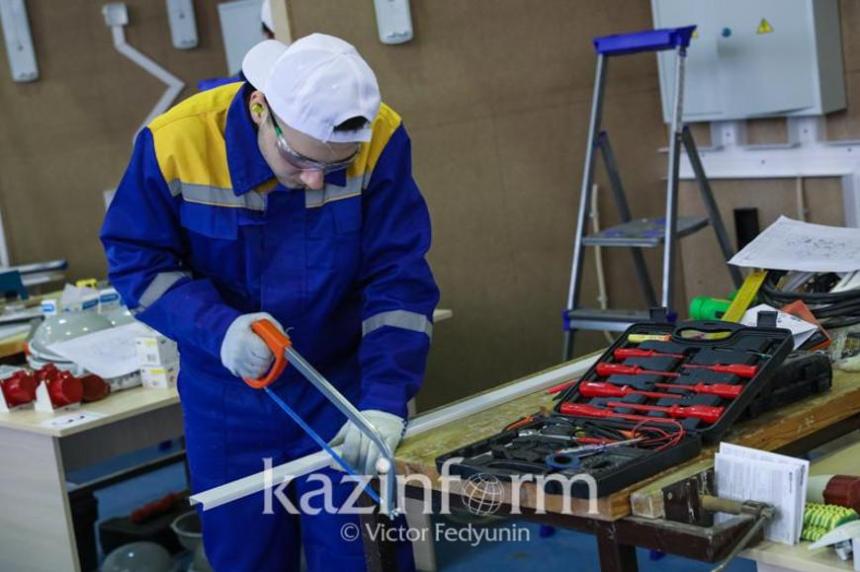 Қазақстандағы еңбек нарығы - топ-10 мамандық және өңірлердегі орташа жалақы