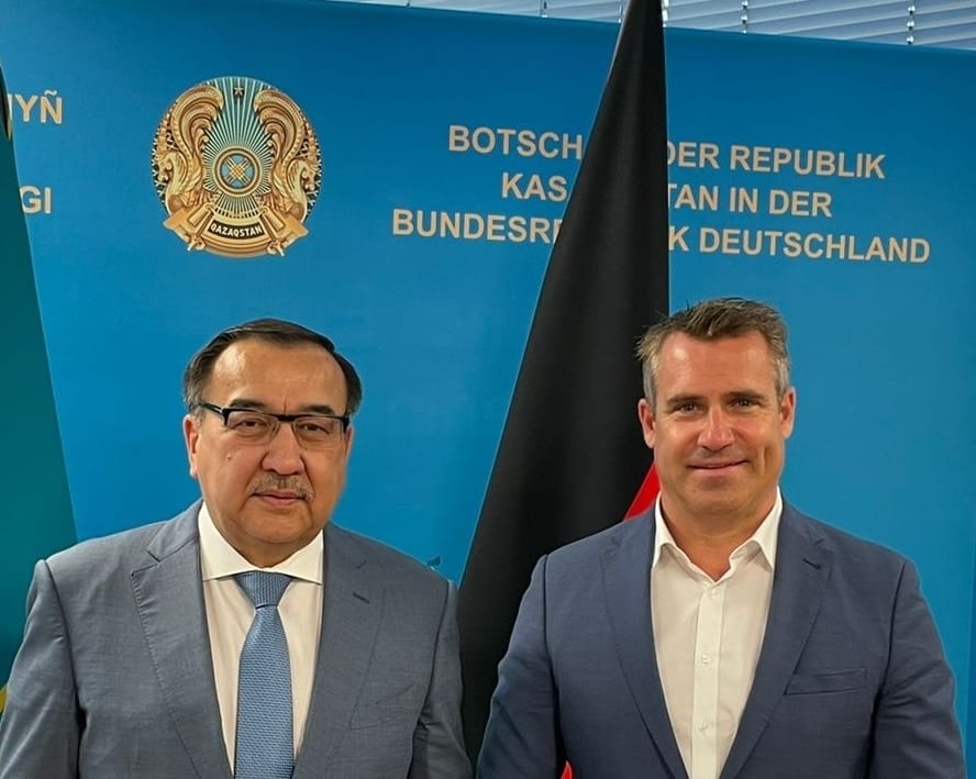 Botschafter Kasachstans in Deutschland Nurlan Onzhanov traf sich mit dem Leiter Internationales Geschäft der Deutschen Bahn AG und Vorsitzenden der Geschäftsführung der DB Engineering & Consulting GmbH Niko Warbanoff