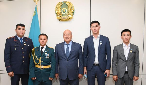 ӨМІРЗАҚ ШӨКЕЕВ БЕЙБІТ КҮННІҢ БАТЫРЛАРЫНА ҚҰРМЕТ КӨРСЕТТІ