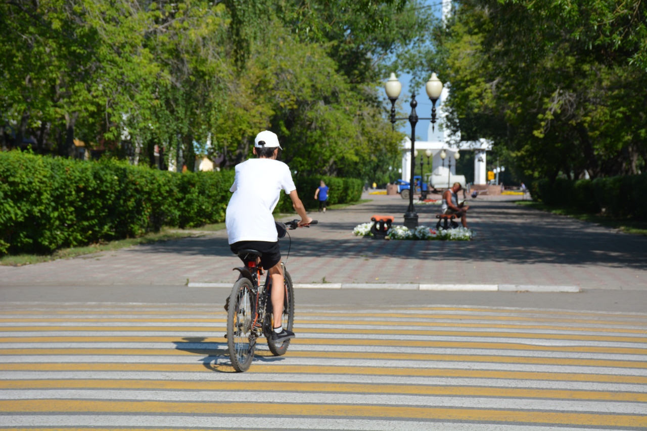 Велосипедист по пешеходному переходу должен. Велосипед на пешеходном переходе. Велосипедист на дороге. Велосипедисты нарушители ПДД. Велосипед нарушитель.