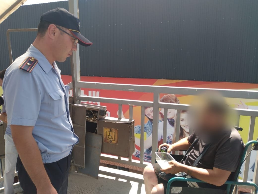Полицейские выявили жителя Шымкент, который притворился инвалидом и просил милостыню