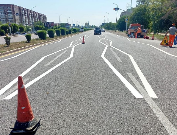 На одну из дорог в Караганде наносят зигзагообразную разметку