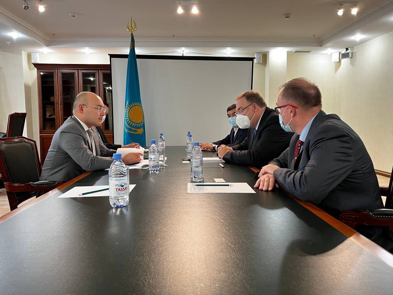 Министр нацэкономики провел встречу с главой агентства Eurasian Management Solutions