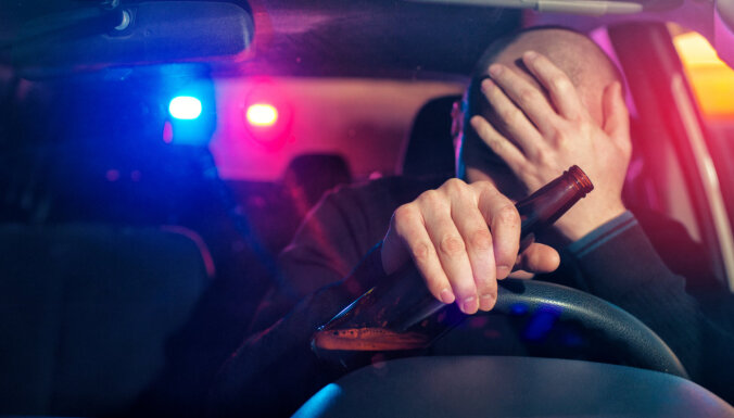 Лифт кіреберісінде тұрған жалаңаш қыздың эротикалық суреттері