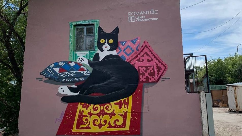 Көрпешеде отырған мысық: Қарағандыда жаңа мурал пайда болды