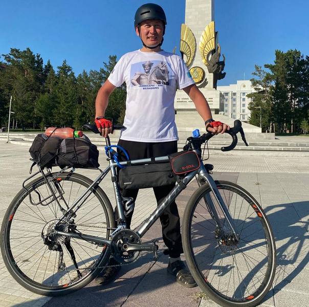 Алмұрт тәрізді кеуделердің порнофотосуреттері