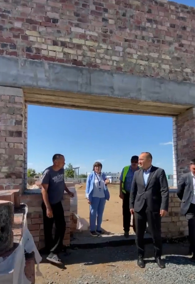 Сегодня аким города Аксу посетил строительную площадку, где возводится физкультурно-оздоровительный комплекс села имени М. Омарова