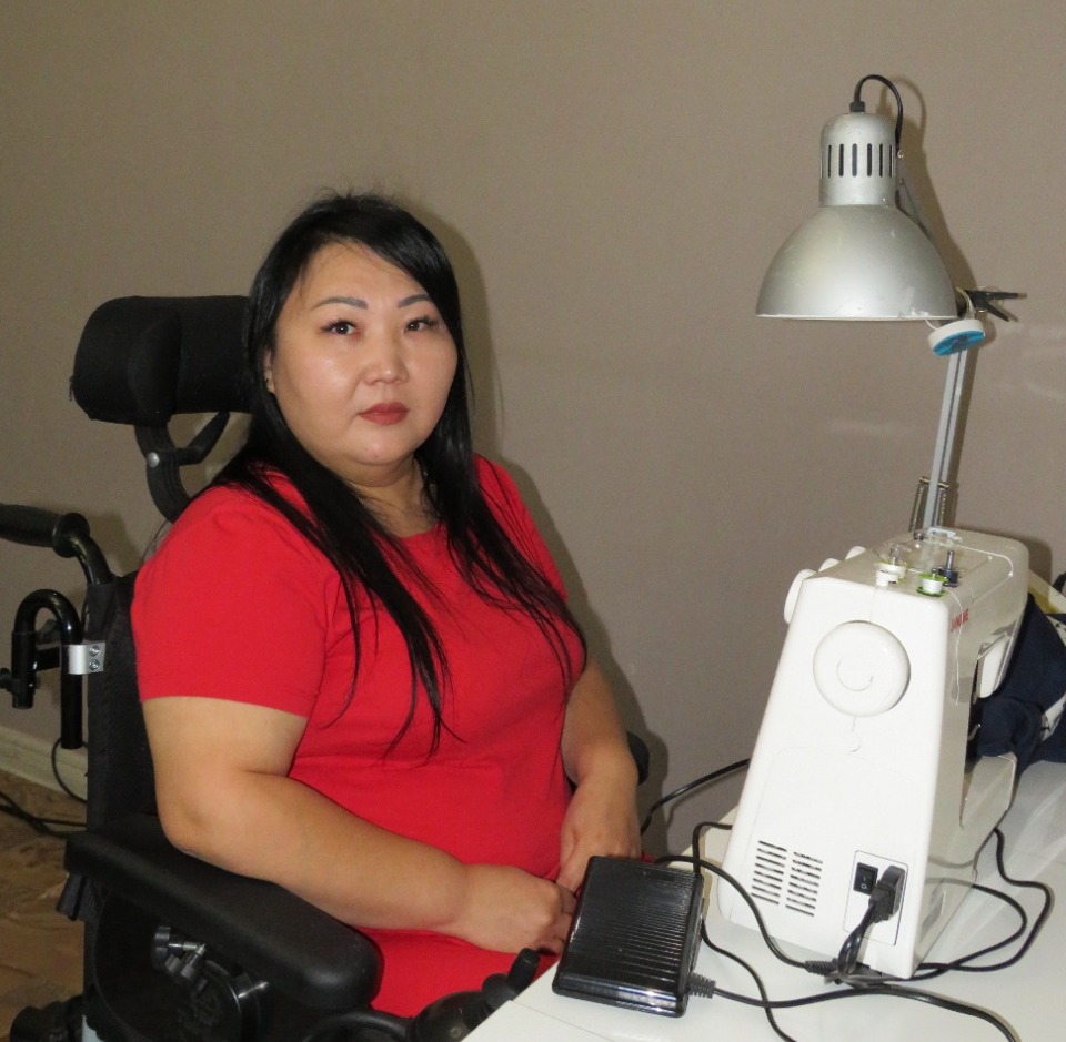 Карагандинка с инвалидностью получила грант и открыла швейный мини-цех на дому