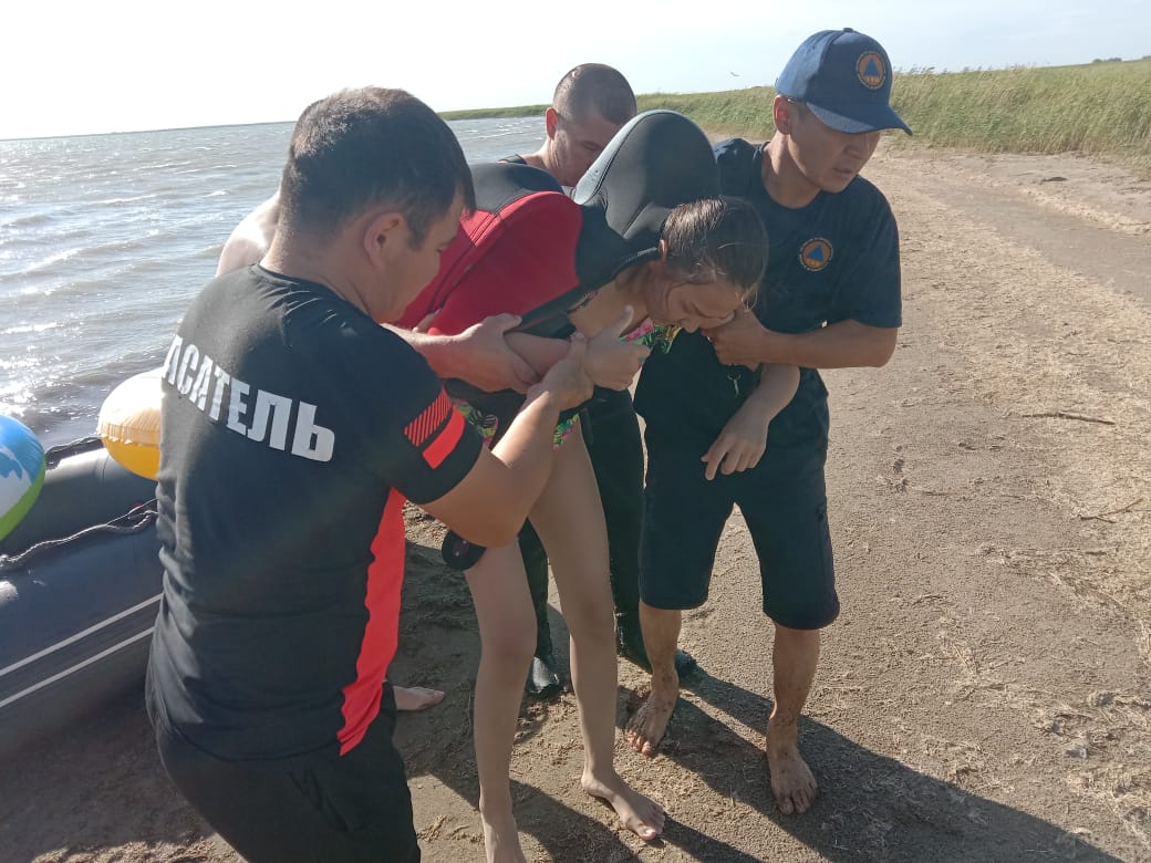 Унесённых волнами отца и дочь спасли на озере Акмолинской области