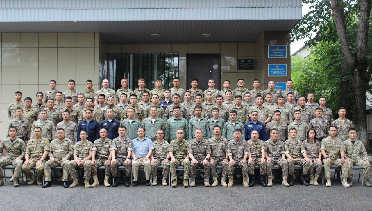 В Алматы военнослужащие прошли курс языковой подготовки