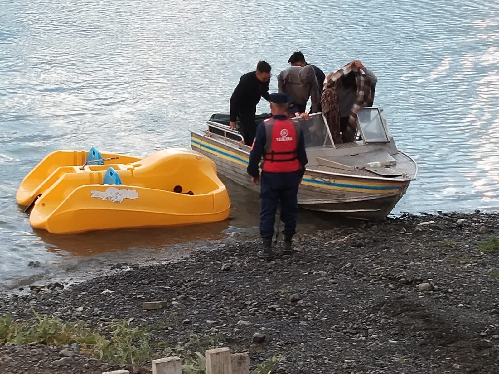 Четыре человека спасены на озере Алаколь