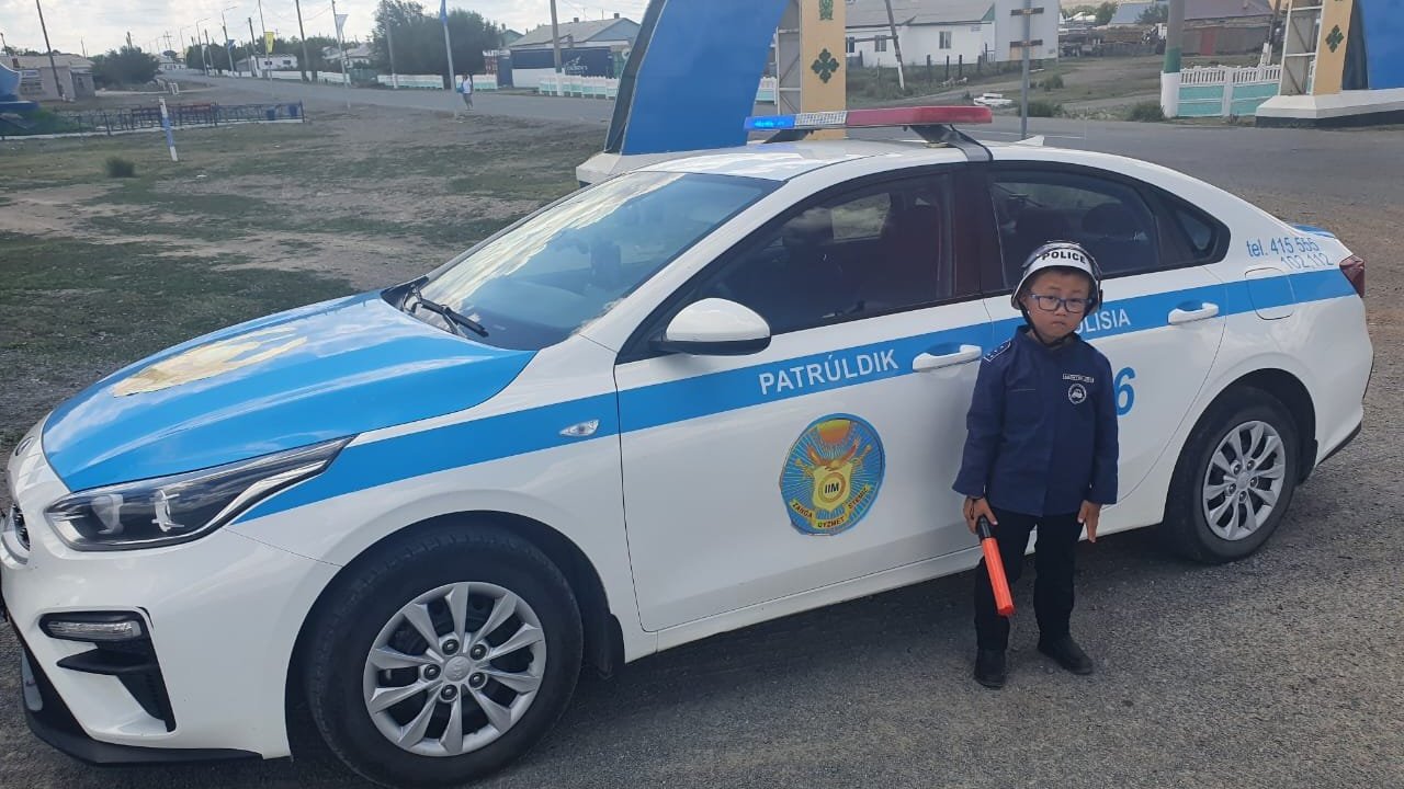 Знаменитый пятилетний «автоинспектор» раздавал листовки водителям в Карагандинской области