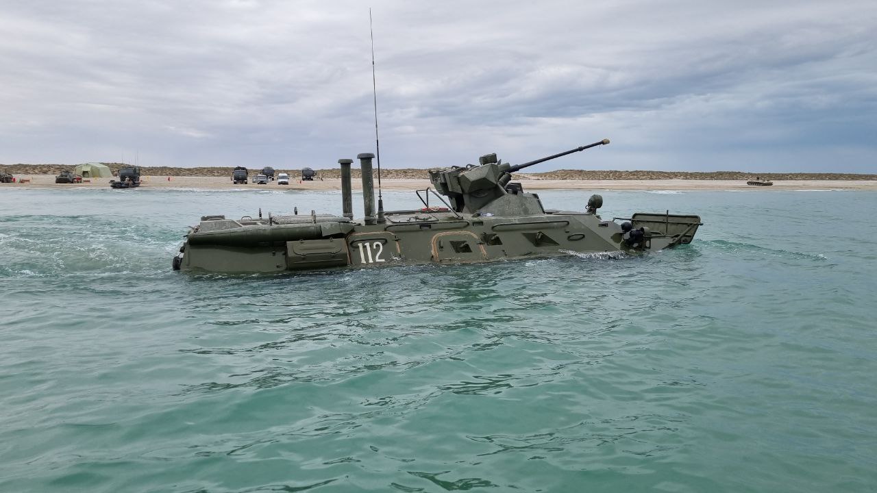 Морские пехотинцы на боевой технике преодолевают  водные преграды