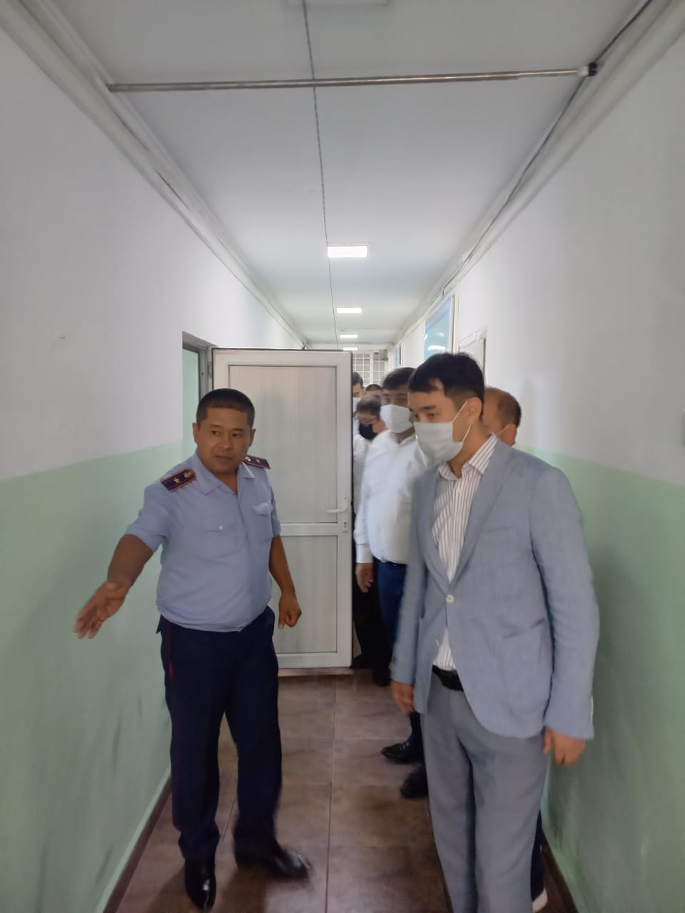 Специалистов СПК «Туркестан» ознакомили с работой изолятора временного содержания