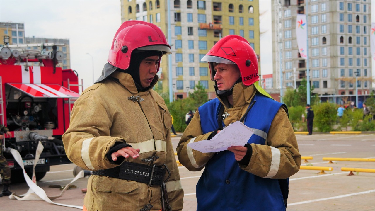 Столичные пожарные провели учения в ТРЦ Mega Silk Way