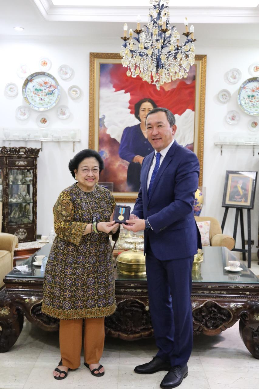JUBILEE MEDAL PRESENTED TO EX-PRESIDENT OF INDONESIA IN JAKARTA