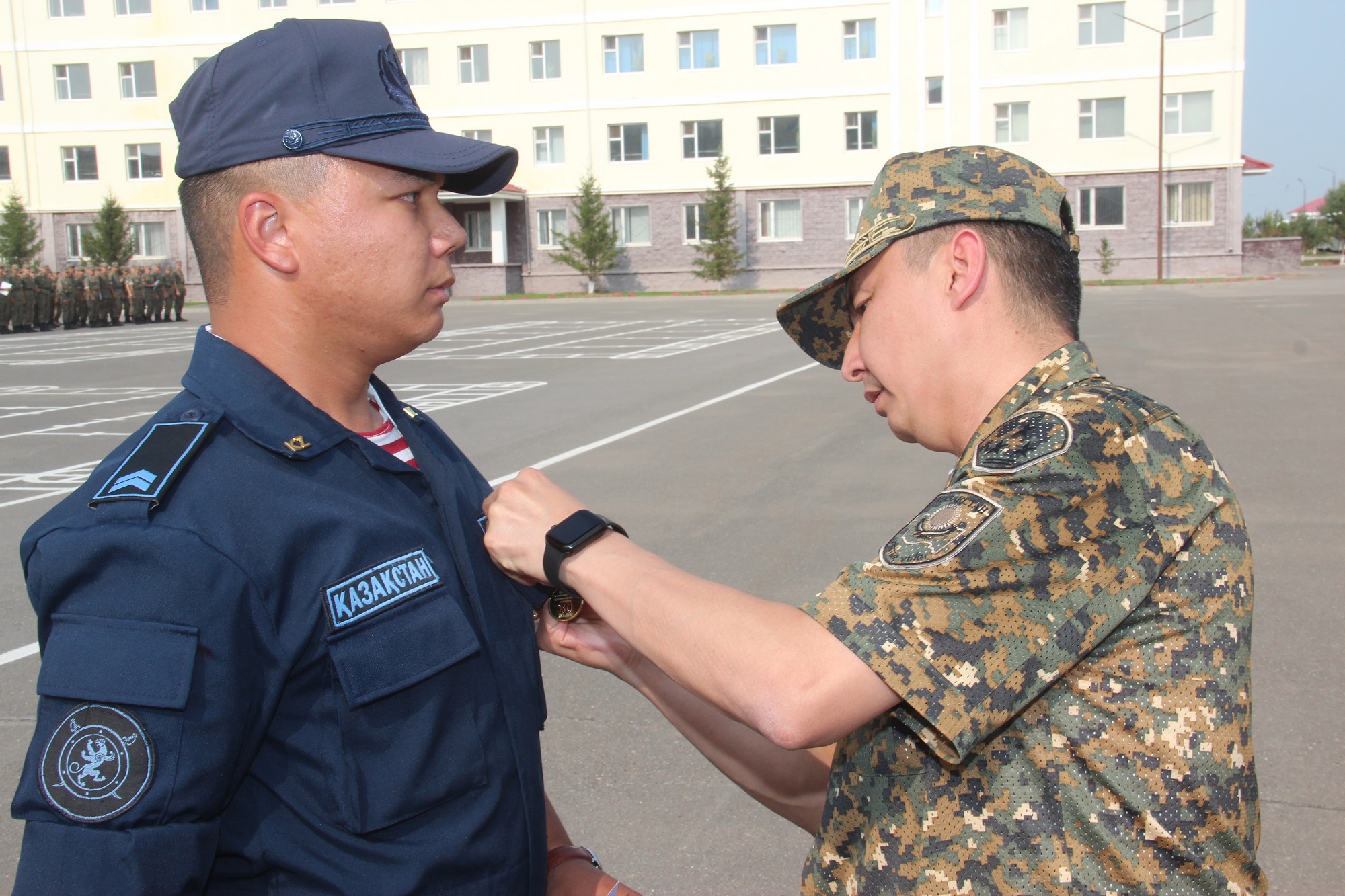 Ұлттық ұланда Есіл өзенінде суға батып бара жатқан адамды құтқарған әскери қызметшілер марапатталды