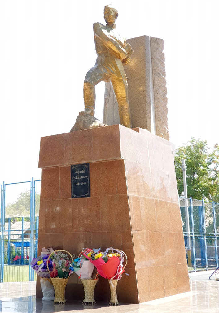 ЕРЛІККЕ ҚҰРМЕТ КӨРСЕТІЛДІ
