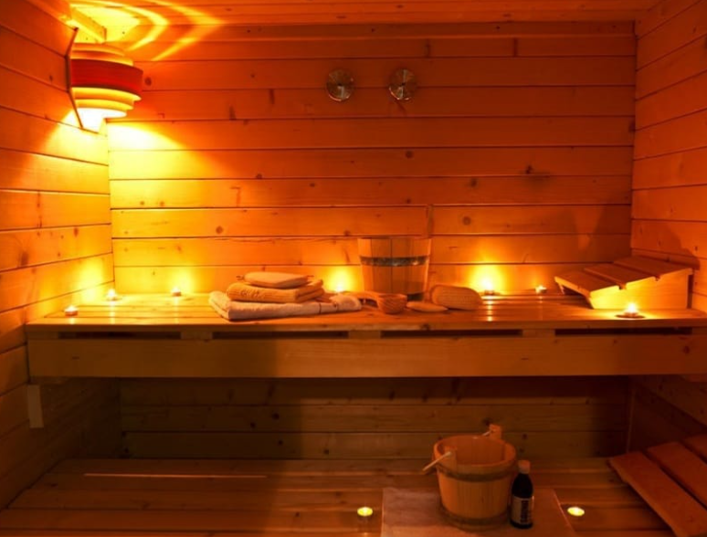 Денесінде меңдері бар жалаңаш аққұбаның суреті