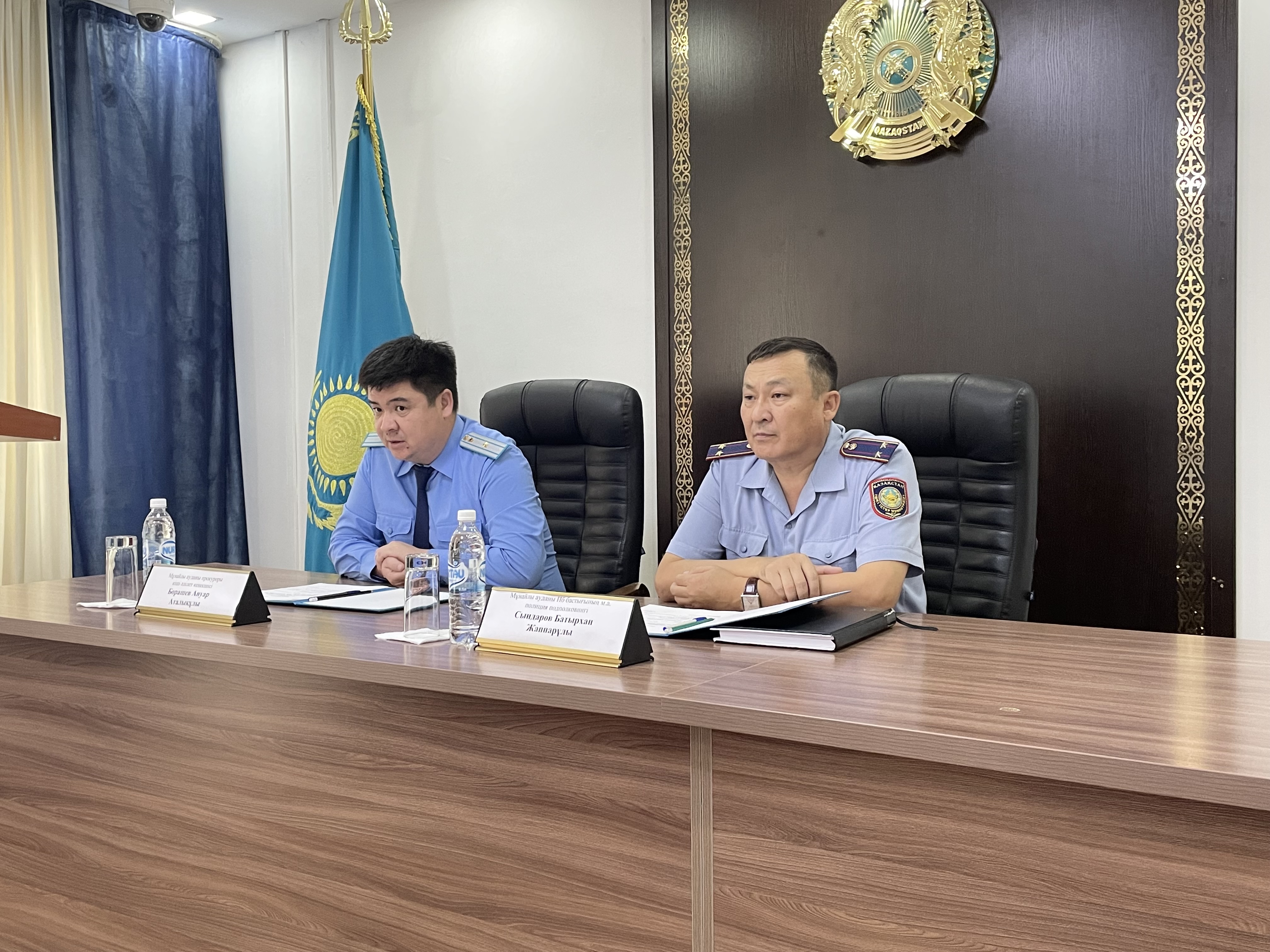 Ол оның кискасына қолын салып, оны оргазмға әкелді.