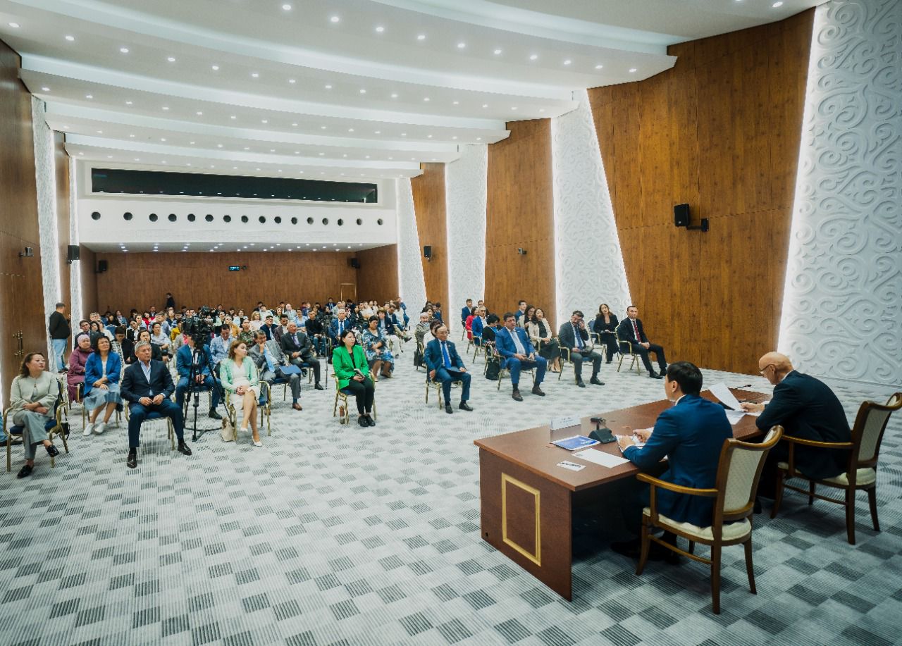 В столичном акимате состоялась встреча общественности с руководителем ОФ «Қазақстан халқына»