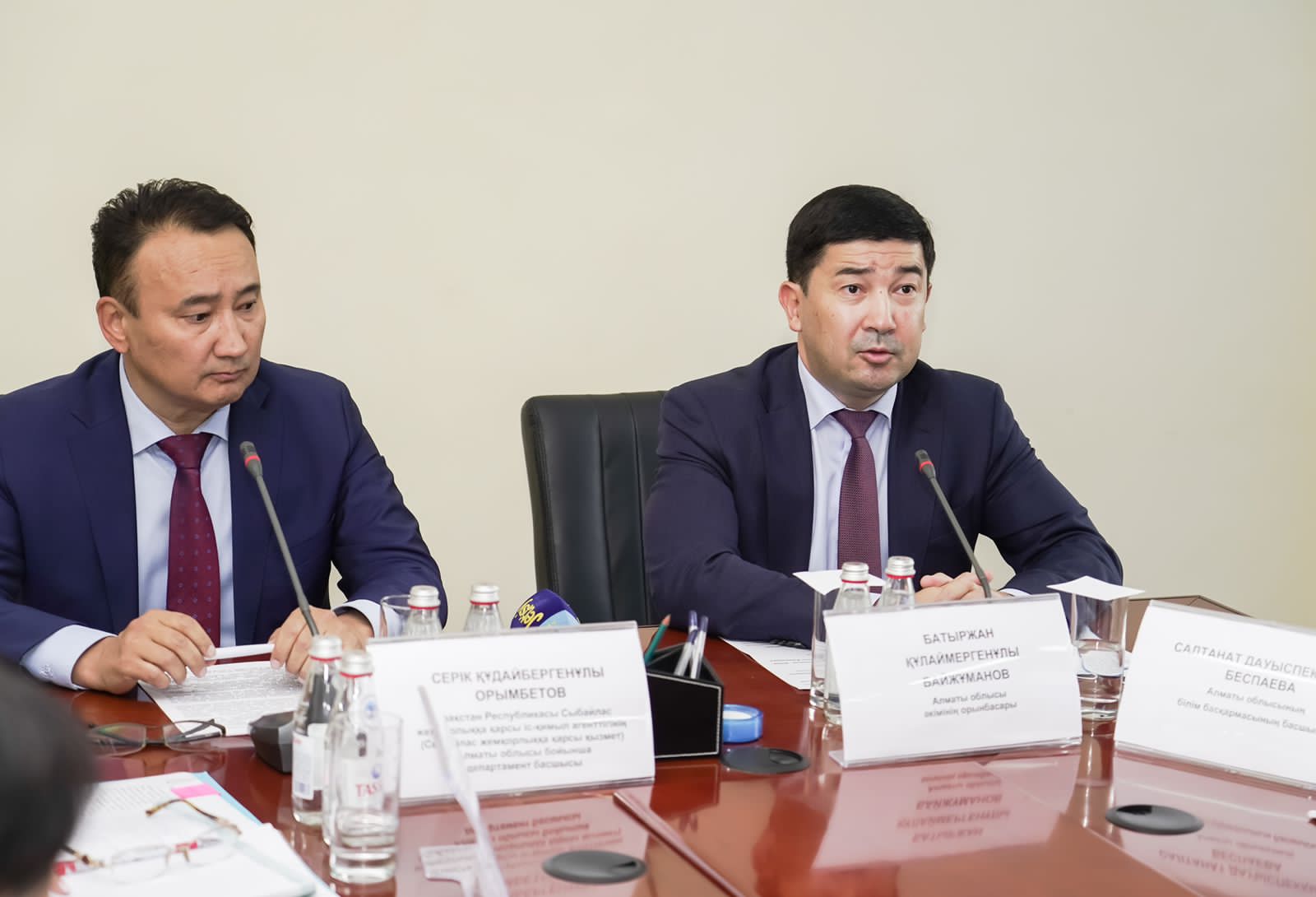 Ұялы телефонға жасырын түрде түсірілген ресейлік секс туралы шынайы өмірдегі кадрлар Жетілген томпақ қыздар кискаларын көрсетеді