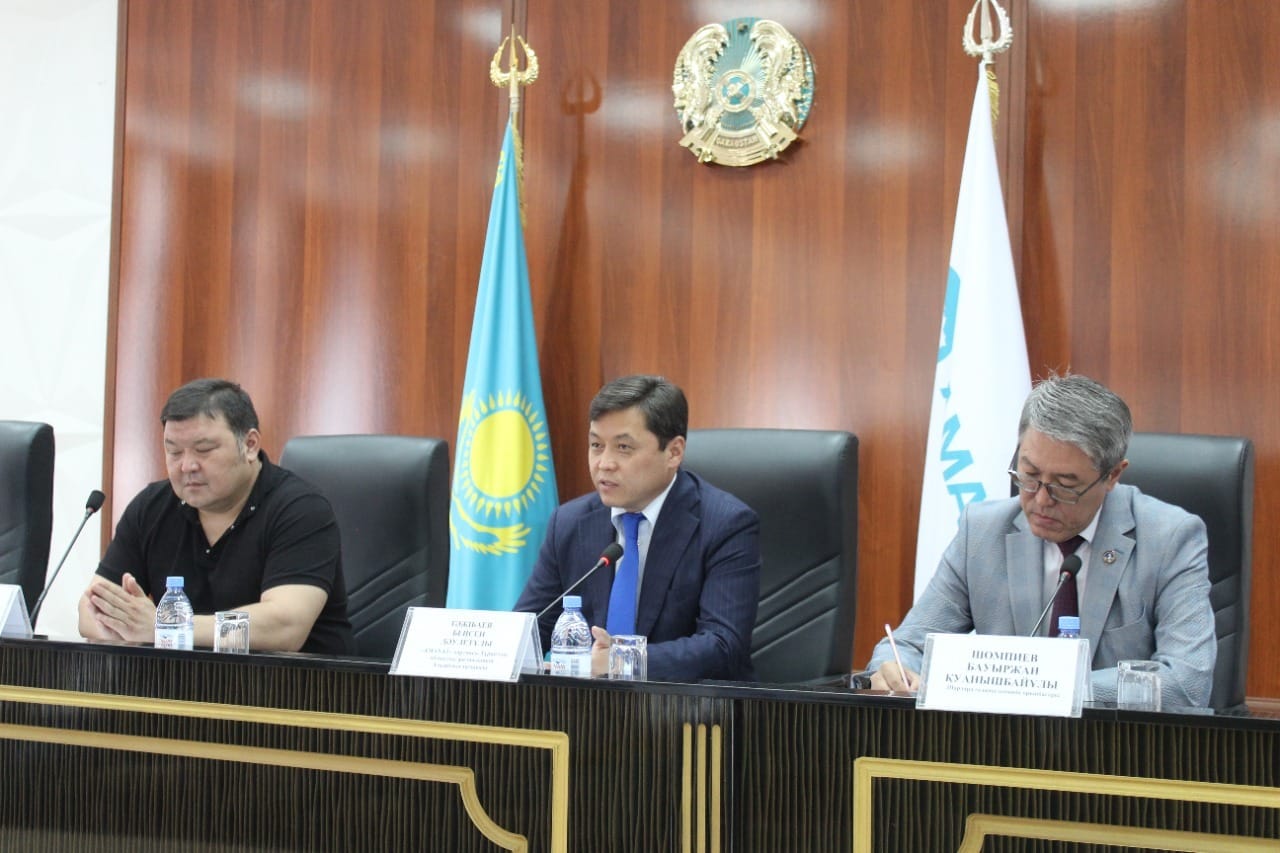 Секс үлкен сиськи үлкен мүшесі Француз секс фильмдерінен көріністер