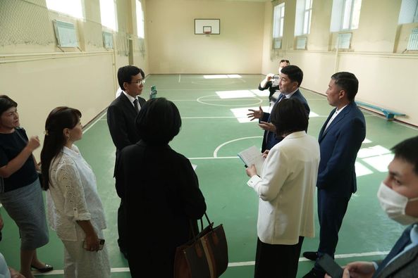Асхат Аймагамбетов посетил школы Алматинской области, провел личный прием граждан и принял участие в августовской конференции
