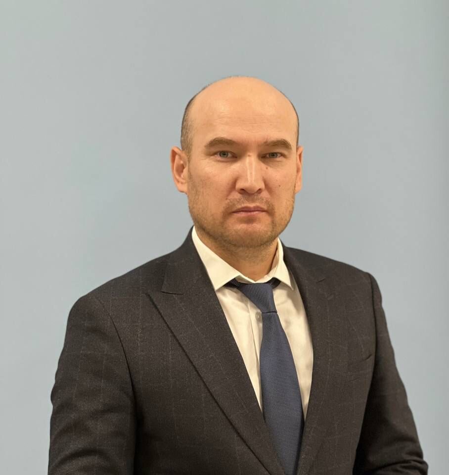 Көлікке арналған порно Ол оны гараждардың артына апарып, желіде трахты болды.