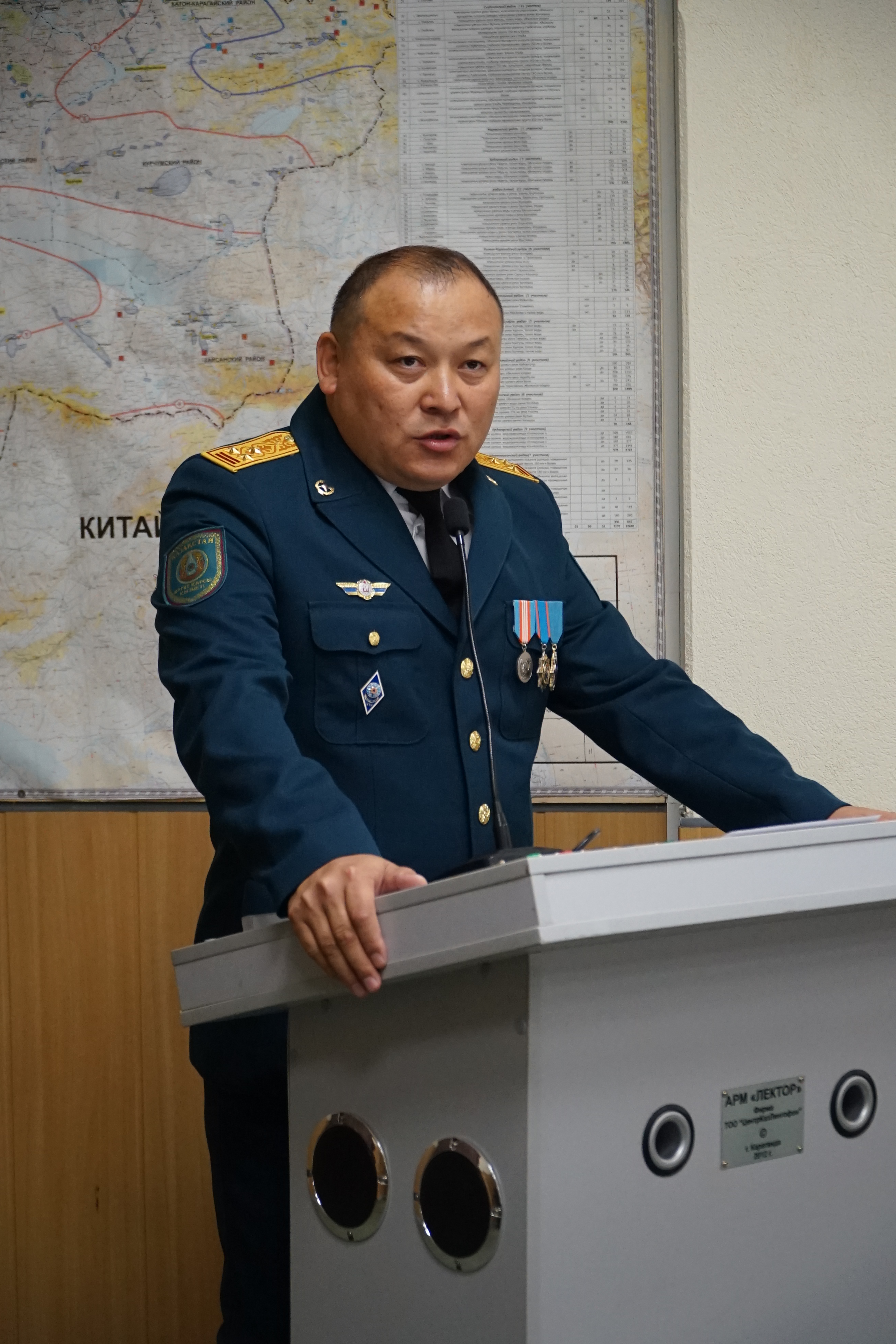 В рамках Дня Конституции Республики Казахстан  в ДЧС ВКО наградили пожарных, а также граждан проявивших героизм в спасении людей
