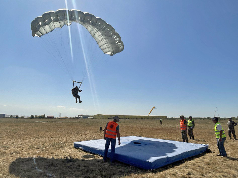 В Алматы завершился чемпионат Вооруженных сил по парашютному многоборью