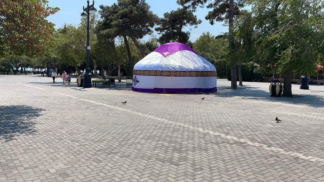 Казахская юрта установлена на Приморском бульваре Баку